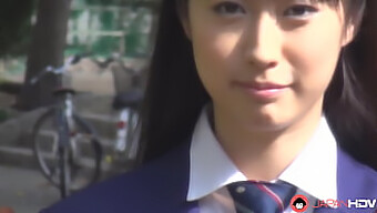 Tomomi Motozawa In Haar Schooluniform Pijpt Een Klasgenoot