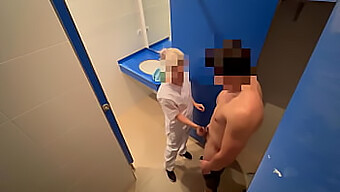 Tělocvikářka Mě Přistihne Při Masturbaci A Oplácí Mi To Orálním Sexem